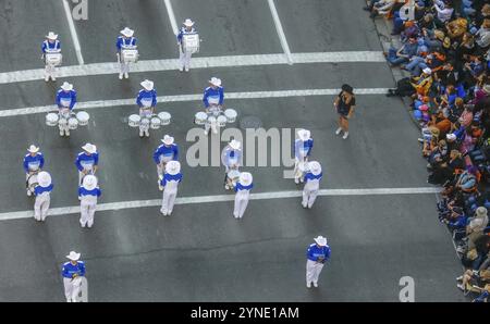 Calgary, Alberta, Canada. 10 luglio 2023. Una banda di Marching al Calgary Stampede. Un gruppo di musicisti strumentali che si esibiscono durante la marcia, spesso f Foto Stock