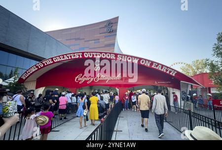 Calgary, Alberta, Canada. 10 luglio 2024. All'esterno dell'ingresso principale, il Calgary Stampede accoglie i visitatori Foto Stock