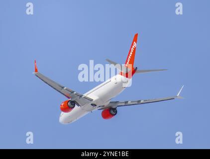 Calgary, Alberta, Canada. 6 marzo 2024. Un aereo Sunwing Airlines, una compagnia aerea canadese low cost con sede a Toronto Foto Stock