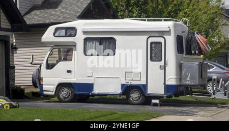 Calgary, Alberta, Canada. 22 maggio 2023. Un furgone vintage Omnistor da campeggio MB100 Foto Stock