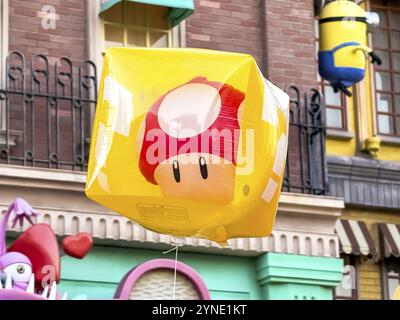 Konohana Ward, Osaka, Giappone. 24 dicembre 2023. Mongolfiera Universal Studios Japan Mario Hatena Block Balloon Foto Stock