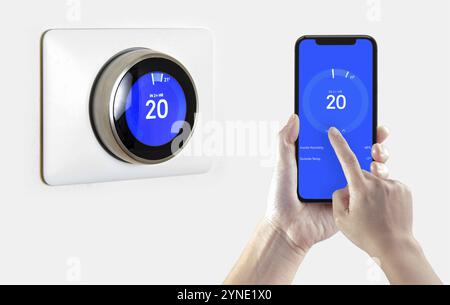 Una persona che utilizza un'applicazione per smartphone per raffreddare la temperatura ambiente con un termostato intelligente wireless su sfondo bianco Foto Stock