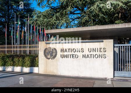 Cartello e logo delle Nazioni Unite di fronte al Vicolo delle Bandiere all'ingresso del Palazzo delle Nazioni Unite, che ospita l'Ufficio delle Nazioni Unite a Ginevra Foto Stock