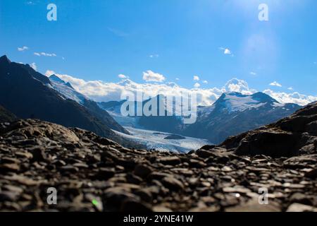 Primo piano di ciottoli di fronte al ghiacciaio di Portage Foto Stock