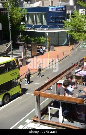 WELLINGTON, NEW ZELAND, 22 OTTOBRE 2024: I clienti possono gustare il loro pranzo su un balcone che si affaccia su una strada cittadina a Wellington, nuova Zelanda Foto Stock