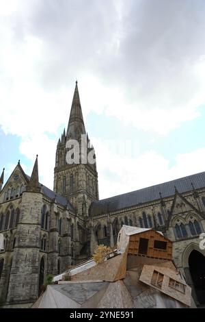 Installazione di Seaview Art di Hilary Jack Salisbury Cathedral Green Salisbury Wiltshire Regno Unito concetto cambiamento climatico alloggi innalzamento del livello del mare erosione costiera Foto Stock