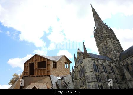 Installazione di Seaview Art di Hilary Jack Salisbury Cathedral Green Salisbury Wiltshire Regno Unito concetto cambiamento climatico alloggi innalzamento del livello del mare erosione costiera Foto Stock