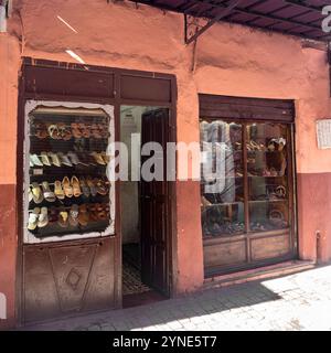 MARRAKECH, MAROCCO - 21 GENNAIO 2014: Vetrina del negozio di scarpe nel mercato del suk, Foto Stock