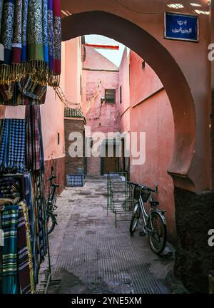 MARRAKECH, MAROCCO - 21 GENNAIO 2014: Vicolo tranquillo nel mercato del suk con tradizionali edifici dipinti di rosa Foto Stock