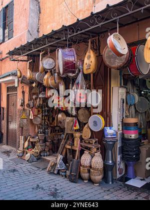 MARRAKECH, MAROCCO - 21 GENNAIO 2014: Negozio che vende strumenti musicali tradizionali nel mercato del suk Foto Stock