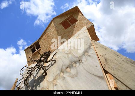 Installazione di Seaview Art di Hilary Jack Salisbury Cathedral Green Salisbury Wiltshire Regno Unito concetto cambiamento climatico alloggi innalzamento del livello del mare erosione costiera Foto Stock