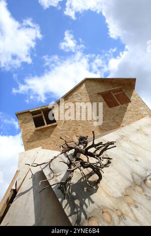 Installazione di Seaview Art di Hilary Jack Salisbury Cathedral Green Salisbury Wiltshire Regno Unito concetto cambiamento climatico alloggi innalzamento del livello del mare erosione costiera Foto Stock