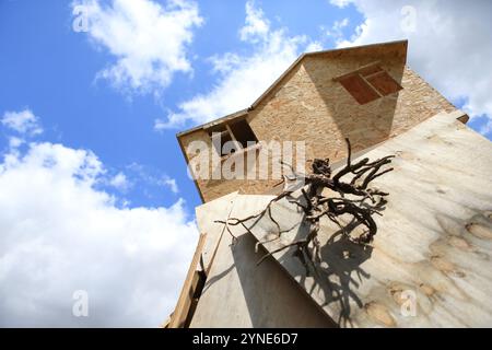 Installazione di Seaview Art di Hilary Jack Salisbury Cathedral Green Salisbury Wiltshire Regno Unito concetto cambiamento climatico alloggi innalzamento del livello del mare erosione costiera Foto Stock