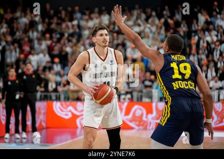 Heidelberg, Germania. 25 novembre 2024. v.li.: David Krämer (Deutschland, CB 1939 Canarias/ESP, 44), Melwin Pantzar (Svensk Basket, 19), Aktion, Action, Spielszene, 25.11.2024, Heidelberg (Deutschland), Basket, EM-Qualifikation, Deutschland - Schweden credito: dpa/Alamy Live News Foto Stock