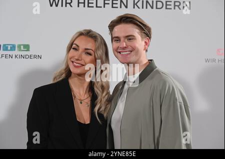 Sängerin Anna carina Woitschack und Sänger Vincent Gross nimmt AM 29. RTL Spendenmarathon wir helfen Kindern 2024 teil *** la cantante Anna carina Woitschack e il cantante Vincent Gross partecipano al telethon 29 wir helfen Kindern 2024 Foto Stock