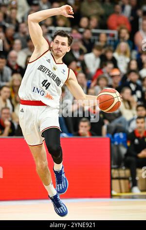 Heidelberg, Germania. 25 novembre 2024. Pallacanestro: Qualificazioni al Campionato europeo, Germania - Svezia, 4° turno, gruppo D, 4° il tedesco David Krämer gioca la palla. Credito: Uwe Anspach/dpa/Alamy Live News Foto Stock