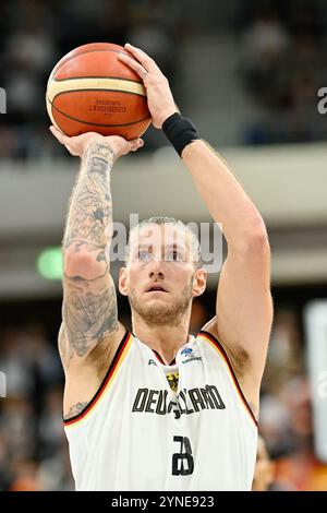 Heidelberg, Germania. 25 novembre 2024. Pallacanestro: Qualificazioni al Campionato europeo, Germania - Svezia, 4° turno, gruppo D, 4° turno il tedesco Dylan Osetkowski spara la palla. Credito: Uwe Anspach/dpa/Alamy Live News Foto Stock