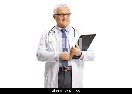 Medico maturo sorridente e in mano un appunti isolato su sfondo bianco Foto Stock