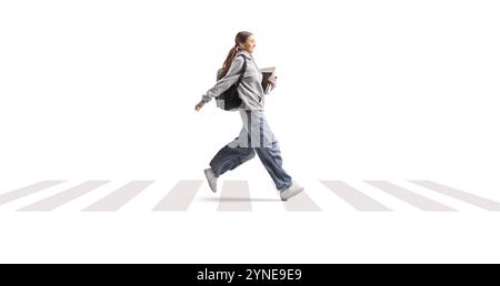 Studentessa che porta libri e corre su una strada isolata su sfondo bianco Foto Stock