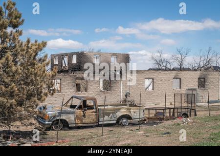 Dopo i danni provocati da incendi in zone residenziali, con la completa distruzione delle proprietà. Foto Stock