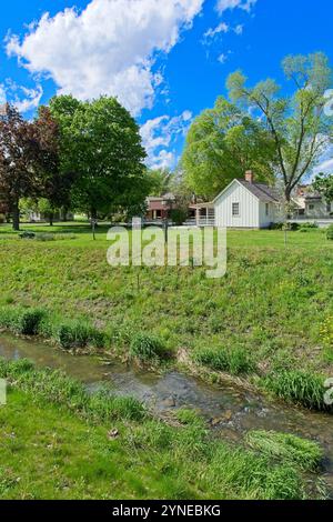 Hoover Creek si snoda attraverso West Branch dietro la casa natale di Herbert Hoover Foto Stock