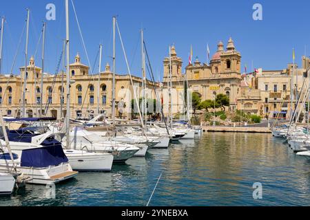 La Valletta, Malta - 3 agosto 2024: Yacht e motoscafi schierati nel porto turistico della zona delle tre città di la Valletta Foto Stock