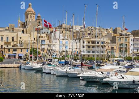 La Valletta, Malta - 3 agosto 2024: Yacht e motoscafi schierati nel porto turistico della zona delle tre città di la Valletta Foto Stock