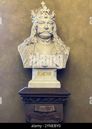 Praga, Repubblica Ceca - 25 settembre 2023. Il busto di Re Giorgio nel Municipio Vecchio Foto Stock