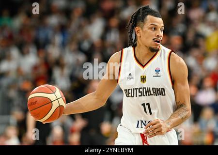 Heidelberg, Germania. 25 novembre 2024. Pallacanestro: Qualificazioni al Campionato europeo, Germania - Svezia, 4° turno, gruppo D, 4° Germania Nelson Weidemann gioca la palla. Credito: Uwe Anspach/dpa/Alamy Live News Foto Stock