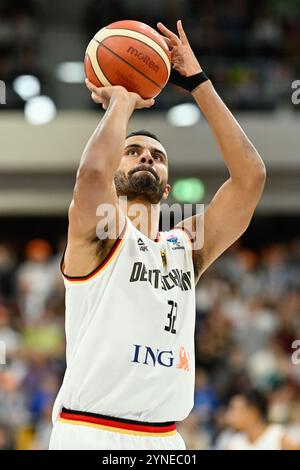 Heidelberg, Germania. 25 novembre 2024. Pallacanestro: Qualificazioni al Campionato europeo, Germania - Svezia, 4° turno, gruppo D, 4° tedesco Johannes Thiemann tira la palla. Credito: Uwe Anspach/dpa/Alamy Live News Foto Stock