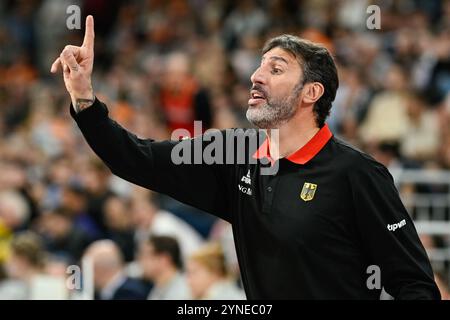 Heidelberg, Germania. 25 novembre 2024. Pallacanestro: Qualificazioni al Campionato europeo, Germania - Svezia, 4° turno, gruppo D, 4° allenatore nazionale Álex Mumbrú gesti. Credito: Uwe Anspach/dpa/Alamy Live News Foto Stock