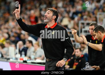 Heidelberg, Germania. 25 novembre 2024. Pallacanestro: Qualificazioni al Campionato europeo, Germania - Svezia, 4° turno, gruppo D, 4° allenatore nazionale Álex Mumbrú gesti. Credito: Uwe Anspach/dpa/Alamy Live News Foto Stock