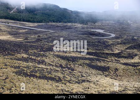 Crateri Silvestri sull'Etna, Sicilia Crateri Silvestri sull'Etna vicino Catania, Sicilia, Italia il 23 novembre 2024. I Crateri Silvestri Crateri Silvestri sono due coni vulcanici situati a sud-est dell'Etna, che è il vulcano attivo più alto d'Europa e si trovano ad un'altitudine di circa 1900 metri sul livello del mare. Si sono formati durante l'eruzione del vulcano del 1892. I Crateri Silvestri si trovano sotto la cima dell'Etna e sono la parte più visitata del vulcano. Catania Italia Copyright: XMatrixxImagesx/xArmandoxBabanix Foto Stock