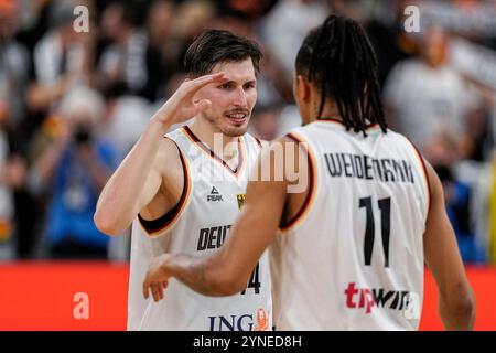 Heidelberg, Germania. 25 novembre 2024. v.li.: David Krämer (Deutschland, CB 1939 Canarias/ESP, 44), Nelson Weidemann (Deutschland, ratiopharm ulm, 11), Spieler der deutschen Auswahl (Deutschland, DBB Herren), Jubel nach dem Schlusspfiff, Freude über den Sieg, Sieger, Gewinner, jubelt, jubeln, fröhlich, positiv, freut sich, freuen, optimistisch, Highlight, Action, Aktion, 25.11.2024, Heidelberg (Deutschland), basket, EM-Qualifikation, Deutschland - Schweden credito: dpa/Alamy Live News Foto Stock