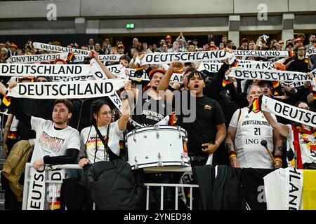 Heidelberg, Germania. 25 novembre 2024. Pallacanestro: Qualificazione al Campionato europeo, Germania - Svezia, 4° turno, gruppo D, 4° tifosi sostengono la nazionale tedesca di pallacanestro. Credito: Uwe Anspach/dpa/Alamy Live News Foto Stock