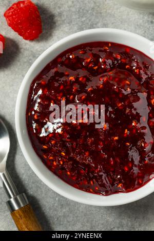 Dolci conserve di marmellata di lamponi rossi fatti in casa in una ciotola Foto Stock