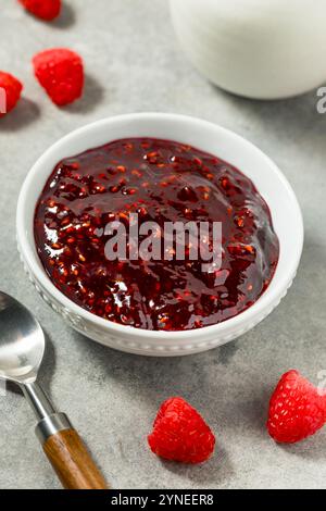 Dolci conserve di marmellata di lamponi rossi fatti in casa in una ciotola Foto Stock