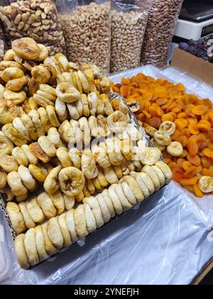 Fichi secchi, albicocche, anacardi, noci del brasile e mandorle esposti al banco del mercato Foto Stock