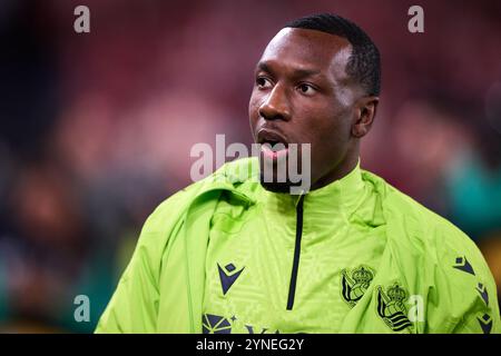 Sheraldo Becker del Real Sociedad guarda durante il LaLiga EA Sports match tra Athletic Club e Real Sociedad a San Mames il 24 novembre 2024 in Foto Stock