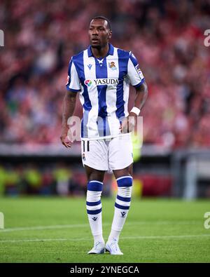 Sheraldo Becker del Real Sociedad guarda durante il LaLiga EA Sports match tra Athletic Club e Real Sociedad a San Mames il 24 novembre 2024 in Foto Stock