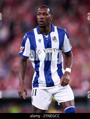 Sheraldo Becker del Real Sociedad guarda durante il LaLiga EA Sports match tra Athletic Club e Real Sociedad a San Mames il 24 novembre 2024 in Foto Stock