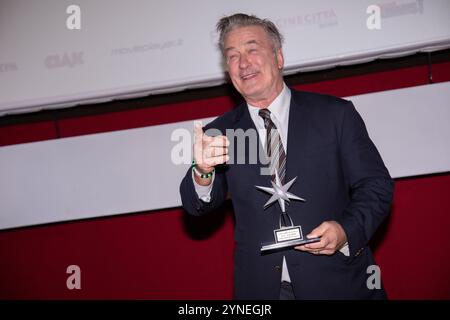 Torino, Italia. 25 novembre 2024. &#xa0;Alec Baldwin si presenta con il premio "Stella della Mole" dopo il photocall del film &#x201c;The Hunt for Red October&#x201d; durante il 42° Torino Film Festival, il 24 novembre 2024. Italia - News - lunedì 25 novembre 2024. (Foto di Marco Alpozzi/Lapresse) credito: LaPresse/Alamy Live News Foto Stock