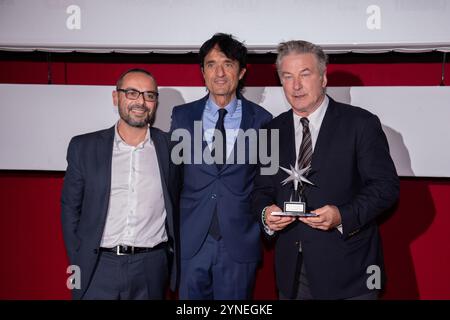 Torino, Italia. 25 novembre 2024. &#xa0;Alec Baldwin si presenta con il premio "Stella della Mole" dopo il photocall del film &#x201c;The Hunt for Red October&#x201d; durante il 42° Torino Film Festival, il 24 novembre 2024. Italia - News - lunedì 25 novembre 2024. (Foto di Marco Alpozzi/Lapresse) credito: LaPresse/Alamy Live News Foto Stock