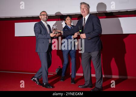 Torino, Italia. 25 novembre 2024. &#xa0;Alec Baldwin si presenta con il premio "Stella della Mole" dopo il photocall del film &#x201c;The Hunt for Red October&#x201d; durante il 42° Torino Film Festival, il 24 novembre 2024. Italia - News - lunedì 25 novembre 2024. (Foto di Marco Alpozzi/Lapresse) credito: LaPresse/Alamy Live News Foto Stock