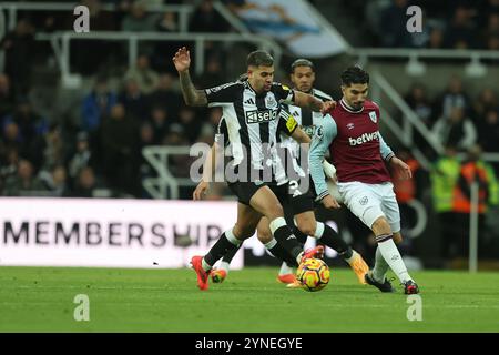 St. James's Park, Newcastle lunedì 25 novembre 2024. Bruno Guimaraes del Newcastle United combatte contro Carlos Soler del West Ham United durante la partita di Premier League tra Newcastle United e West Ham United al St. James's Park, Newcastle, lunedì 25 novembre 2024. (Foto: Mark Fletcher | mi News) crediti: MI News & Sport /Alamy Live News Foto Stock