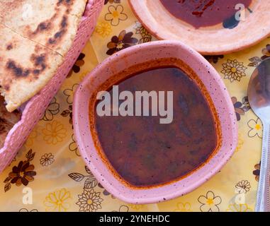 Frittella di Chorba con agnello - primo piano di zuppa tradizionale, cucina tunisina Foto Stock