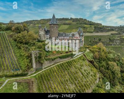 Castello di Stahleck Bacharach, sul fiume Reno con fortezza medievale restaurata sopra i famosi vigneti Foto Stock