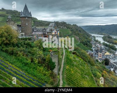 Castello di Stahleck Bacharach, sul fiume Reno con fortezza medievale restaurata sopra i famosi vigneti Foto Stock