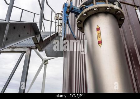 Rohrleitungen, einer Biogasanlage, erzeugt wird das gas aus verschiedener Biomasse, der Strom wird in Blockheizkraftwerken, mit dem erzeugten Biogas hergestellt und an Unternehmen im benachbarten Gewerbegebiet verkauft, die entstandene Wärme wird in ein ein ein ein Nahwärmenetz eingespeogespeogist, Ense, NRW, Deutaslage, NRW * un impianto di biogas, il gas è prodotto da varie biomasse, l'elettricità è prodotta in centrali elettriche e di calore combinate con il biogas prodotto e venduto alle imprese della vicina zona industriale, il calore generato viene immesso in una rete di riscaldamento locale, Ense, Foto Stock