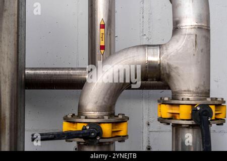 Rohrleitungen, einer Biogasanlage, erzeugt wird das gas aus verschiedener Biomasse, der Strom wird in Blockheizkraftwerken, mit dem erzeugten Biogas hergestellt und an Unternehmen im benachbarten Gewerbegebiet verkauft, die entstandene Wärme wird in ein ein ein ein Nahwärmenetz eingespeogespeogist, Ense, NRW, Deutaslage, NRW * un impianto di biogas, il gas è prodotto da varie biomasse, l'elettricità è prodotta in centrali elettriche e di calore combinate con il biogas prodotto e venduto alle imprese della vicina zona industriale, il calore generato viene immesso in una rete di riscaldamento locale, Ense, Foto Stock